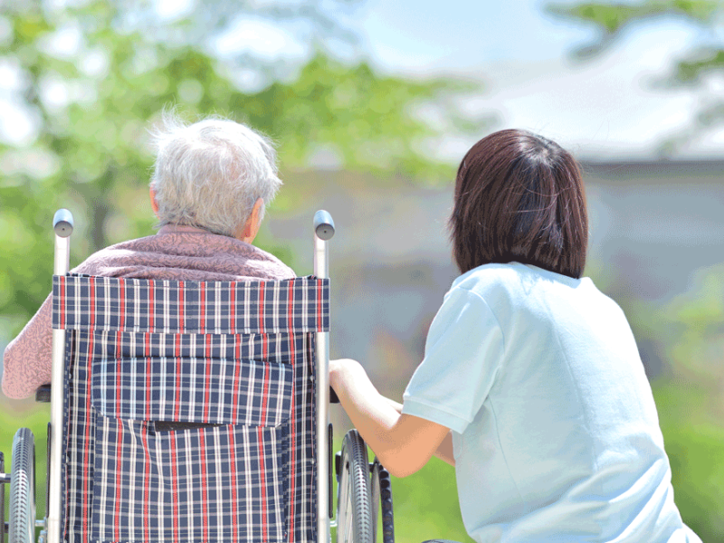 老人介護施設・新緑を楽しむ母 