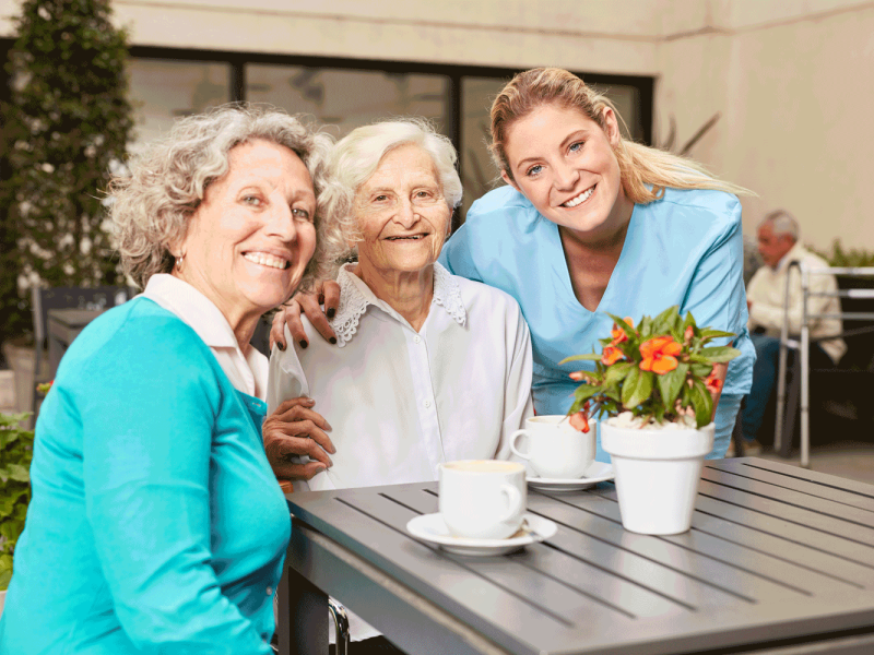 Zwei Senior Frauen und eine Pflegehilfe 