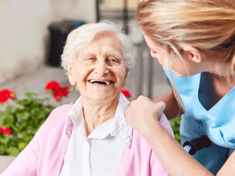 Senior Frau und f&uuml;rsorgliche Altenpflegerin 